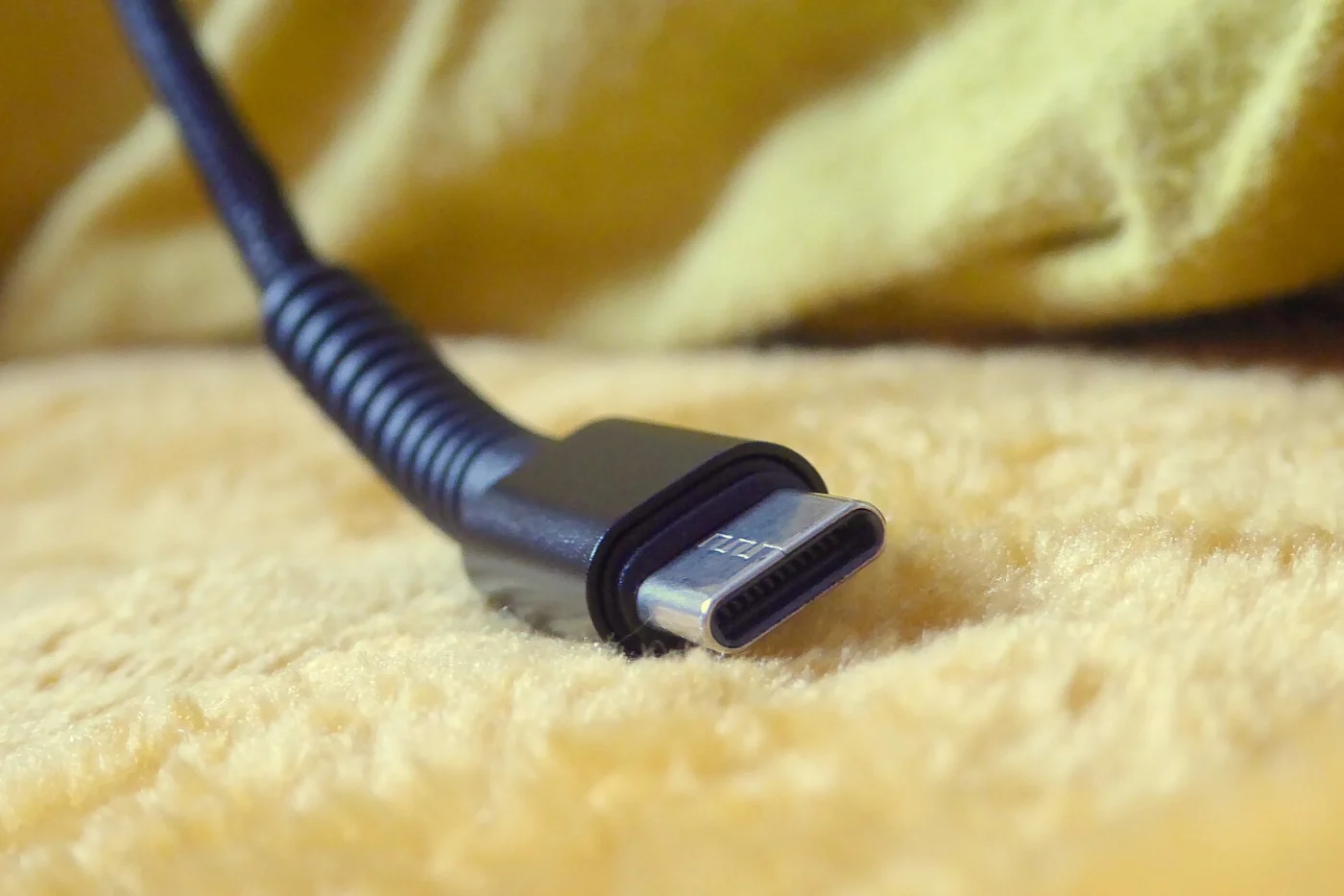 Connecteur d'un câble USB-C noir en gros plan