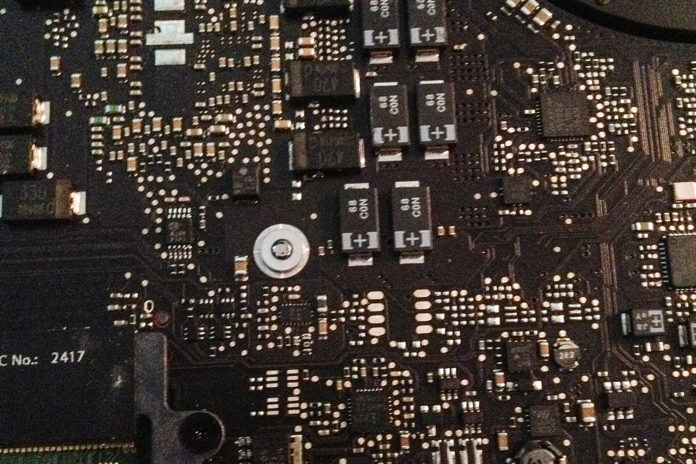 Carte mère d'un MacBook Pro vue de près, composants et barrettes de mémoire