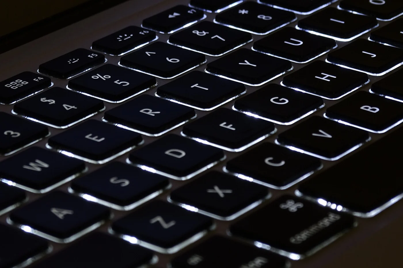 Clavier rétroéclairé d'un MacBook Air dans la pénombre