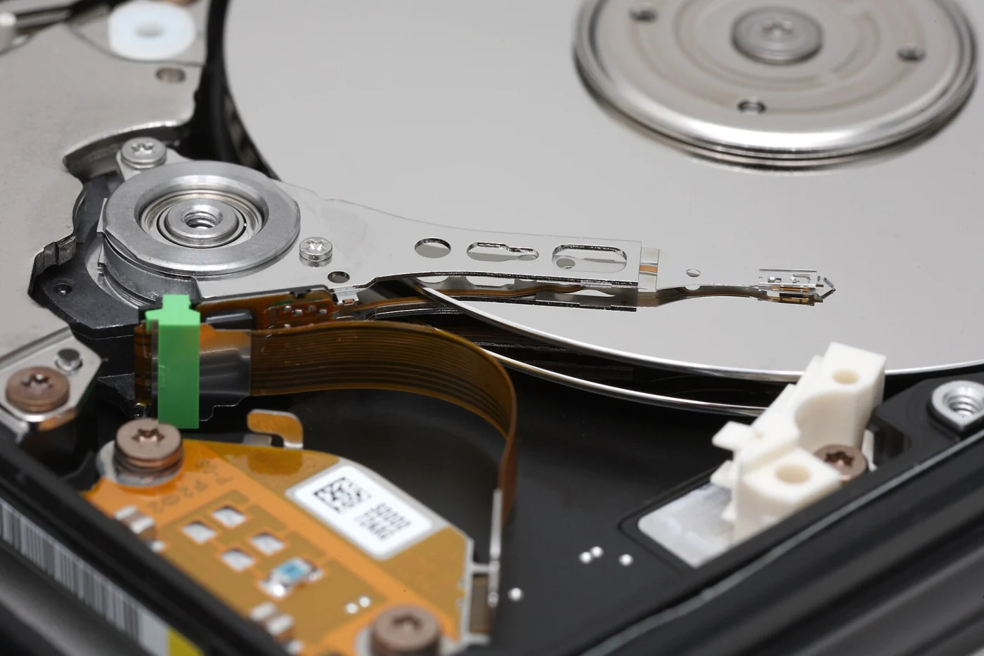 Intérieur d'un disque dur : plateaux et bras de la tête de lecture