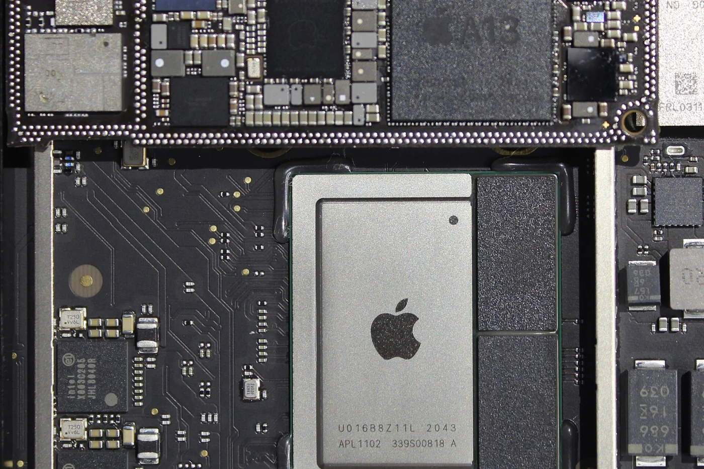 Carte mère d'un Mac mini M1 : la puce M1 et sa mémoire, sous une carte équipée d'une puce A13