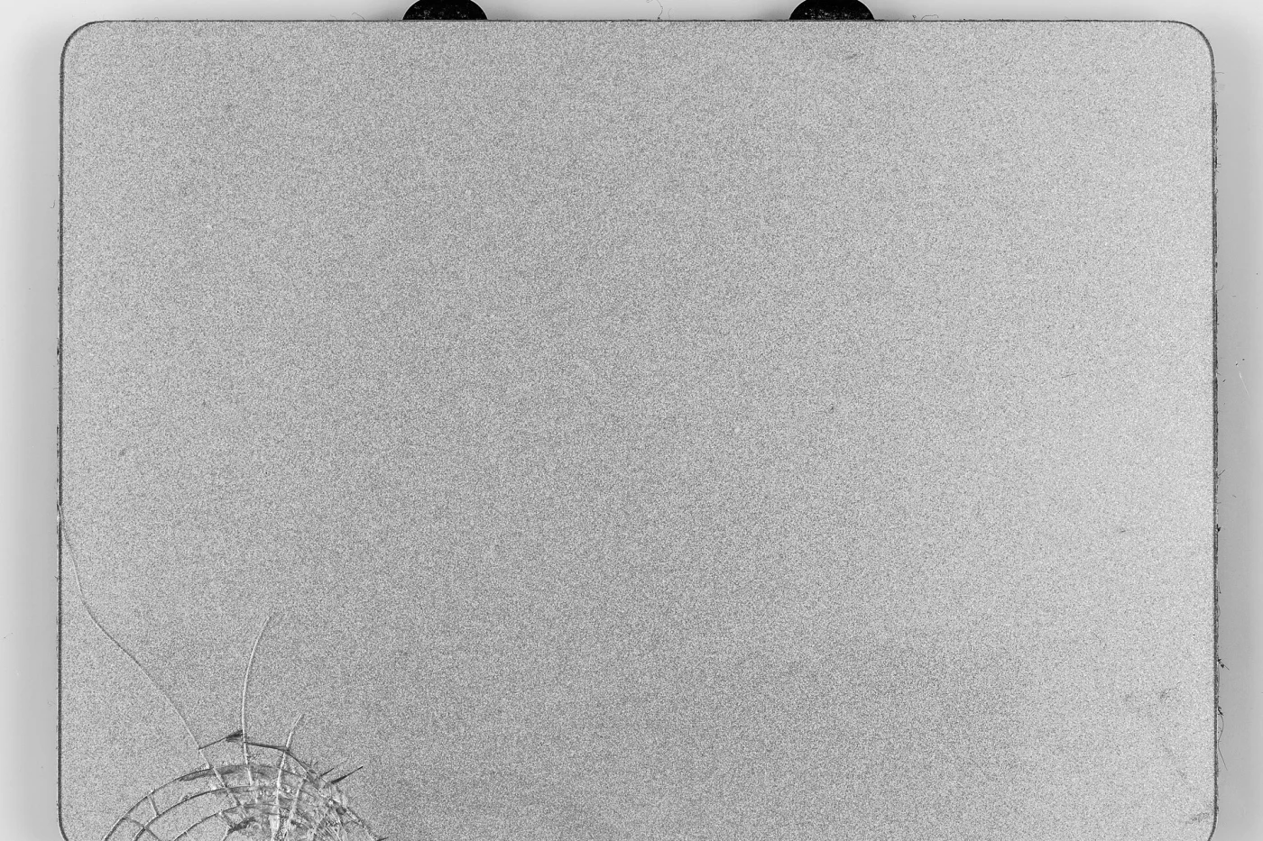Trackpad de MacBook Pro fêlé dans un coin après un choc