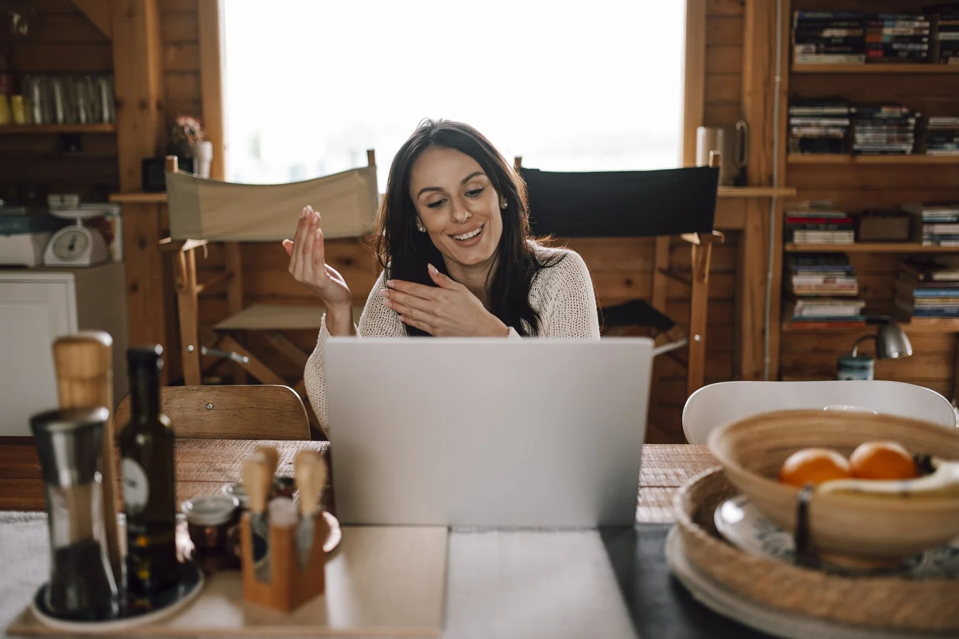 Une femme en visioconférence devant un ordinateur portable